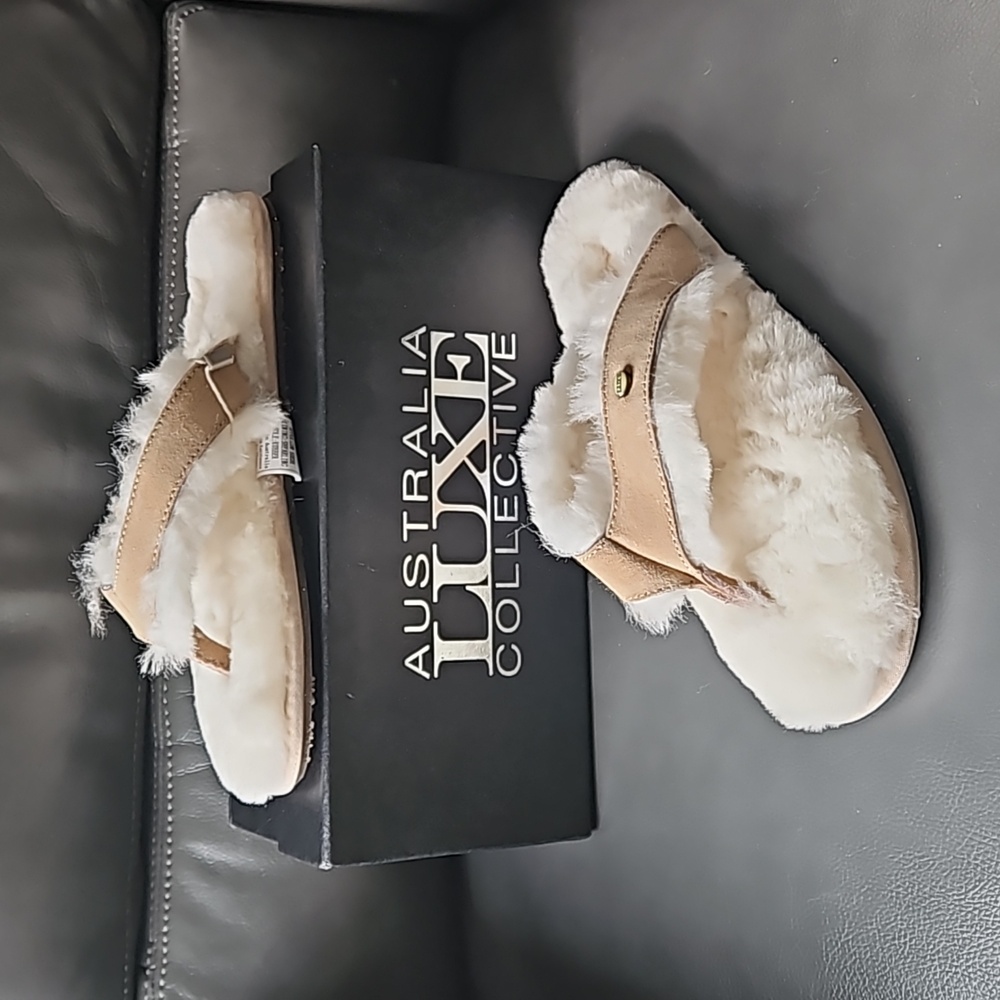 NWT! Australia Luxe Feel Shearling Flip Flops Size 9